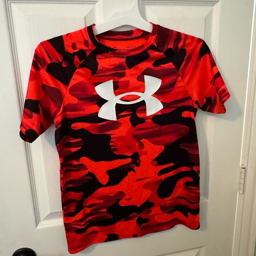 Under Armour Kids Red and Black Camo Tee
